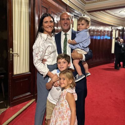 Casado con Florencia. Papa de Martín, María Jesús e Ignacio. Senador de la República.
