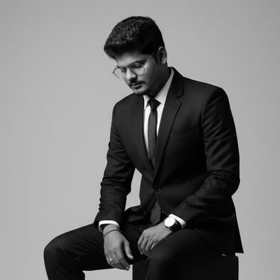 हम अपनी पटकथा खुद लिखते हैं ।
इसलिए नायक हो या फिर खलनायक ,
दोनों चयन हमारा है