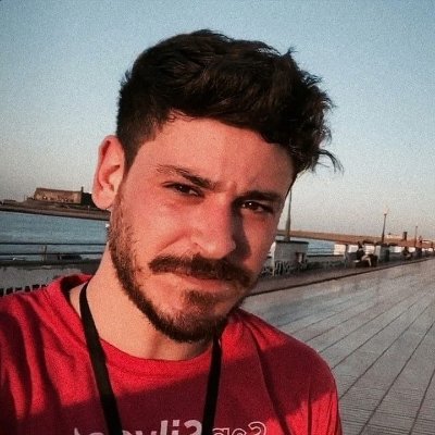 Iago, profesor da Facultade de Informática en Vigo , apaixoado por ensinar código e polo Celta . Como Iago Aspas, poño afouteza en cada liña e cada partido.