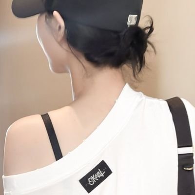 yvaori's profile picture. moved to @adelaigne