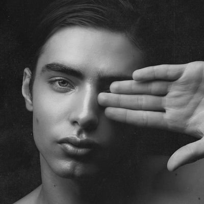 4o2eSfYzAYb2qSM's profile picture. سوف نموت جميعاً .. كل منا سيواجه هذا المصير ، يا للمهزلة !
تلك الحقيقة وحدها كانت كفيلة بأن
تجعلنا نحُب بعضنا لكن ذلك لم يحدُث .