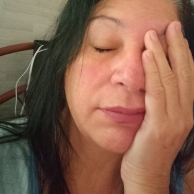 Artista plástica, esquerdista, dona de gatos e ainda mora com a mãe.
Mas, sempre à esquerda!