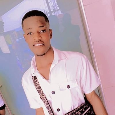 eliasfredrick24's profile picture. Always look cool 😎 and calm, laughing glass, friendly.