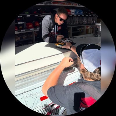 @MichelleCKeeler’s husband. Cat dad. #NASCAR @CBellRacing fan. Diecast collector. Occasional gamer.