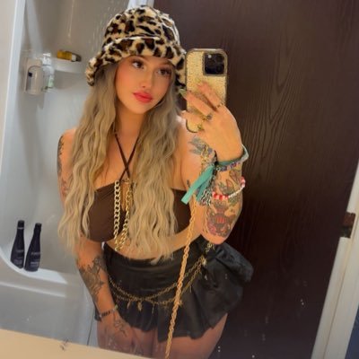 darienner96's profile picture. old account last hacked 😢