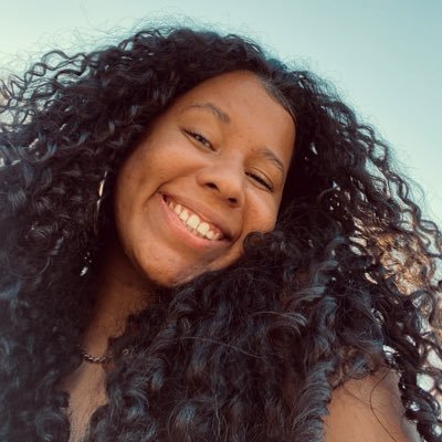 lirooox's profile picture. O amor é uma flor roxa que nasce em coração de trouxa🌱
