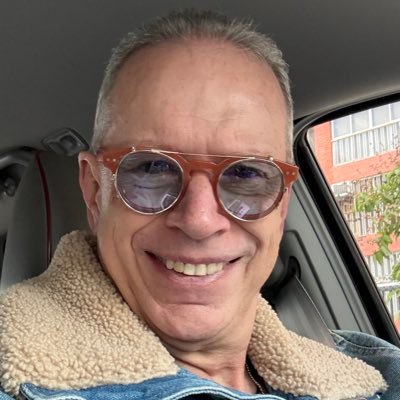 Comunicador Social (UCAB- 1981) Narrador deportivo, ancla de El Trabuco y en micro Así va la Pelota. locutor 7994, periodista 3916. Venga Vieja!