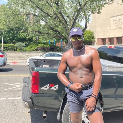 Just a blk guy in DMV a proud worshipper of a man’s huge musky sweaty feet, ur balls, ur dick & most importantly ur asshole 5’9 195 33w 12W mostly top