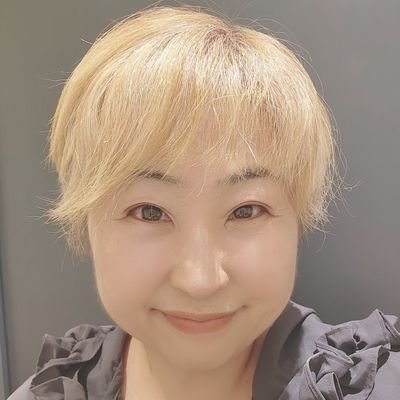 2児の母、長崎のオバチャンです。うたう人。作詞する人。長崎発!アイドルMilkShake(ミルクセーキ)のナカノヒト。しゅがばでゴハンつくる人 @sugarbar_NGS
ふぉろばしませんふぁぼも少なめ、リプは気まぐれです。
本業の肩書きはフリーライター。個人的な呟きです。女性起業・育児・絵本セミナーやってます。