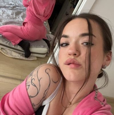 itskaslo10's profile picture. I reply to all my messages on OF tiny virgin...

never even stretched😍🥰