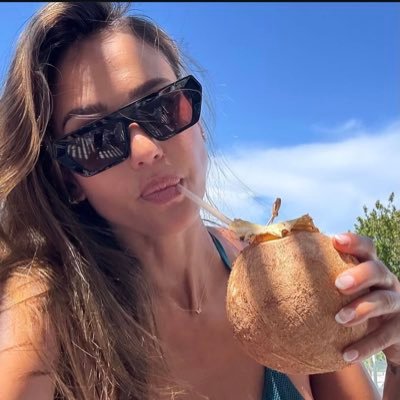 Founder of @honest, terrible speller, loyal friend, chingona. I play make believe for a living