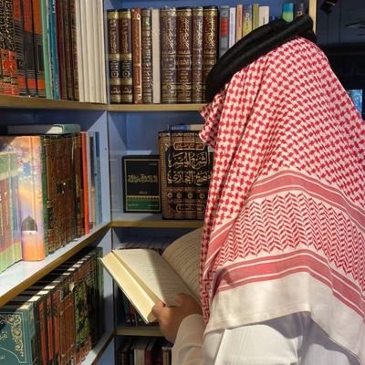 إِقْرَأْ كِتَابَ الْعِلْمِ وَاحْفَظْ دَرْسَهُ📚
فَالْعِلْمُ نُورٌ يُسْتَضَاءُ بِهِ السُّبُلُ🎙