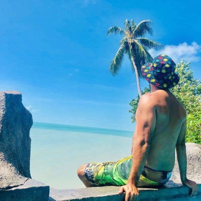 pmompartt's profile picture. Explorando la vida con humor, arte y conciencia. 🧠+💫 / Aprendiendo, desaprendiendo y sintiendo...