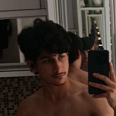 Gostoso e traumatizado | Seja legal com as pessoas
_
Minha personalidade pode ser resumida em irmãozão mais velho golden retriever com dicção ruim