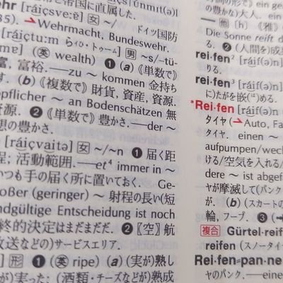 職業に就いてませんが自分は働いていると考えます。労働を金銭でしか視ない現代社会は病んでいると思う。人格が魂で有るなら人間を養う物は現代の労働なのかとさえ思う。これは異常な話しなのでしょうか?