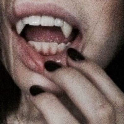 — “Escritora”, divagar haciendo miles de historias con los mismos 2 píxeles es mi pasión.