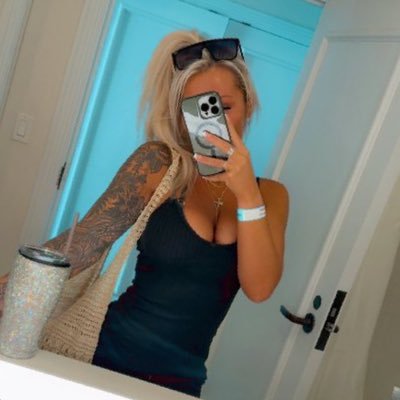 jus a regular girl with an iPhone on the internet lol.