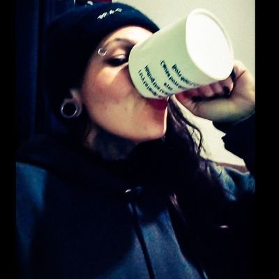 sarastfy's profile picture. Lésbica, aquariana, vegetariana, gateira, teimosa, confusa, estressada, sem paciência e mais sensível do mundo