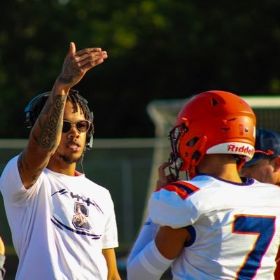 QB’s ,WR’s COACH | HEAD BOYS TRACK&FIELD COACH @ Stagg | Former first team all Catholic QB🏈#Leocatholic 🦁 22’ Facta non verba #southside