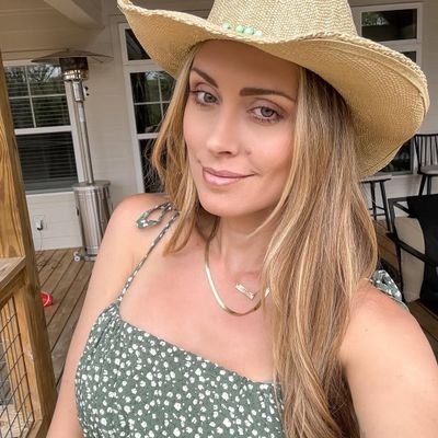 isha_pamel70334's profile picture. Curious mind always chasing fresh ideas  Mum balancing life and dreams, finding magic in the little moments Here to connect, inspire, and share experiences