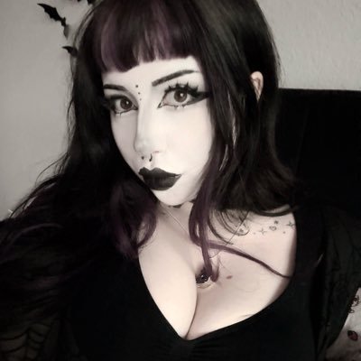 @petgothgf 🐈⬛ your virtual goth gf 🖤 i luv crystals, horror movies, & cosplaying🕸️ ♡@bunni3online♡