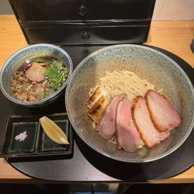 日々ひたすら🍜活中です!! 無言フォロー歓迎&失礼します。 ラーメンに関連する投稿者さんとブルーバッジの方は85%以上の確率でフォロバします。写真は7月21日で4周年を迎えた鴨中華そば楓の炭焼き鴨肉手もみつけめんです。
