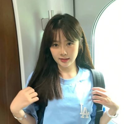 Lovefor_eal's profile picture. 反差女大m发骚的小角落 喜欢肌肉淋尿粗口肉棒舔脚 可以加🐧！（私信带图回）