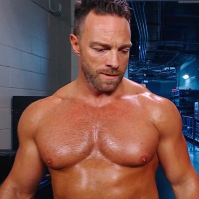 You won’t find anyone else who looks like they were sculpted from the finest marble, with the talent to set every microphone ablaze. ☛ @RealLAKnight, parody.