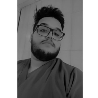 أنا فرد يسلك طريقًا يهديه قائد عظيم، أحمل قصة حياتي بألوان الانتماء والتأمل متأرجح بين عالمين، الأول حبي العميق للعراق والثاني تأملاتي في عوالم الفهم والوعي