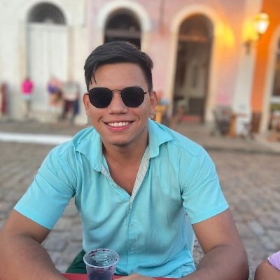 buscando algum sentido nesse mundo louco. nas horas vagas, estudo Direito.