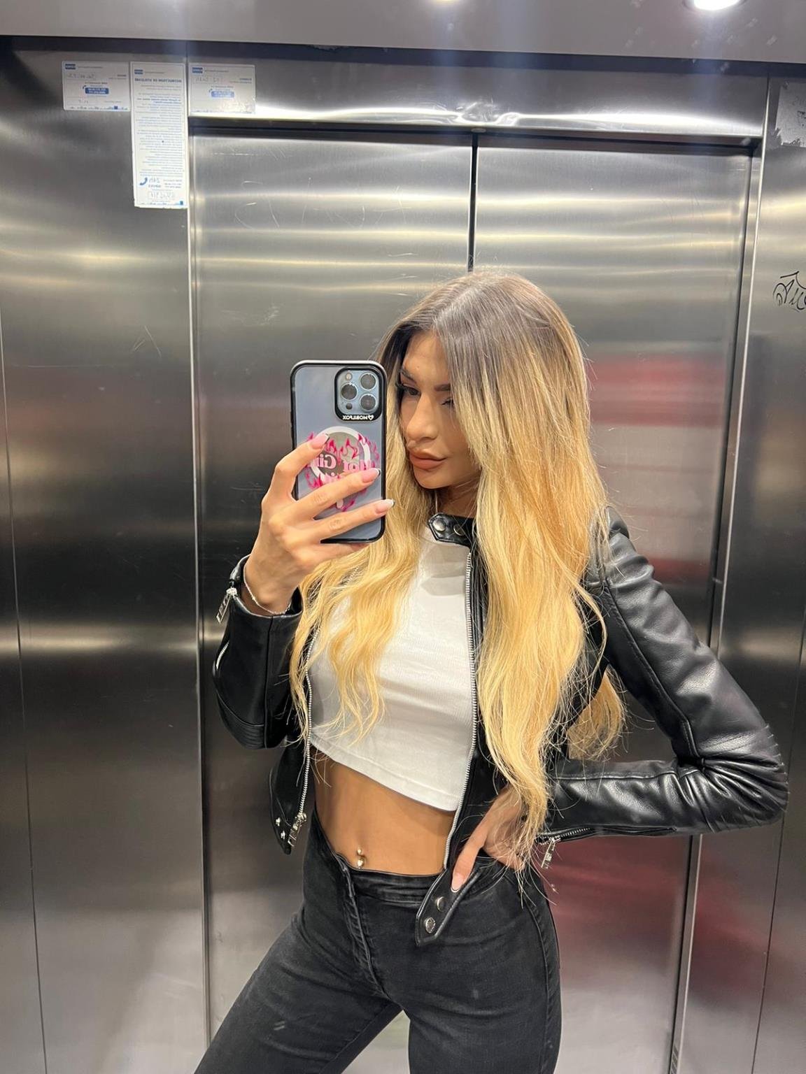 Hey 🤍! I’m on my secondary profile, which I barely use. DM on my primary @xoxo_anastassia