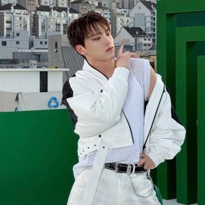 Basically a Multi. My ULTS: #JangWooyoung #SEVENTEEN . An apple a day keeps anyone away, if you throw it hard enough.