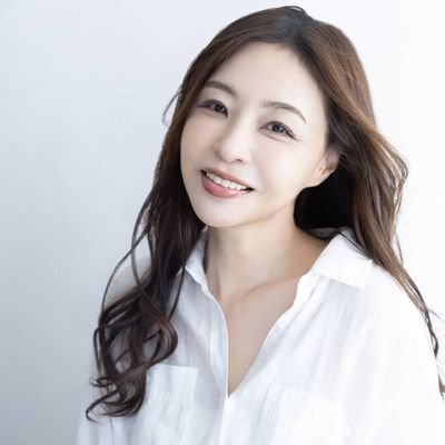 台湾生まれのタレント✨
日本人男性と結婚し、現在台湾で長男と双子(男女)を育てながら、不定期に芸能活動をしています。