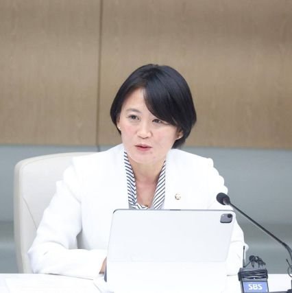 더불어민주당 의정부갑 국회의원, 기후위기특별위원회 간사,
더불어민주당 당대변인,
기후가 곧 경제라 믿는 1인, 하드워킹맘. . orz
