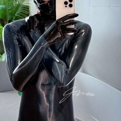 rubberrrboiz's profile picture. 