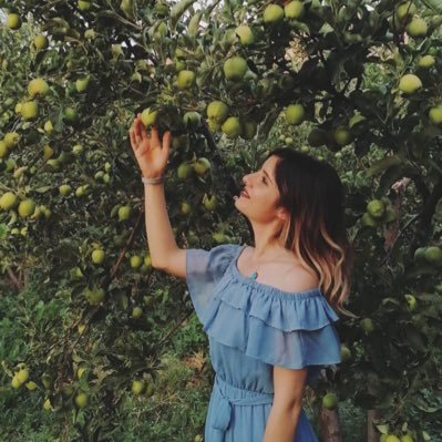 Hiçbir fikre ait değilim,hiçbir yere ait olmadığım gibi.