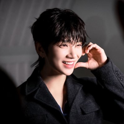 어제보다 더 선명한 어제보다 더 따스한 나에게 넌 유일한 fortunate change 같은 길을 걸어가도 같은 것을 봐도 새로워 fortunate change @pledis_17 #SEVENTEEN #JOSHUA🦌 9n 올프이자 홍프♥️
