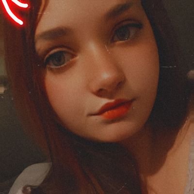 Je suis ronde au yeux vert bleuté j'adore le sexe les défis et les joujou 😋😈😋😈