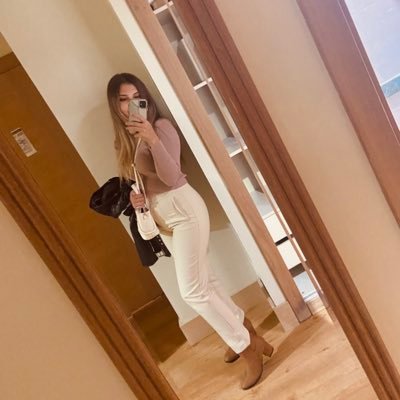 ezgibektas35's profile picture. 