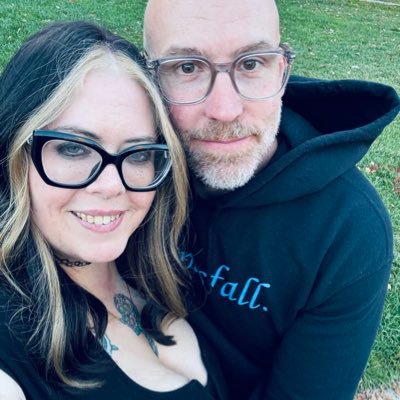 pinkbookmark's profile picture. she/her 🖤 I am boring. my cats are cute. follow my grams 📚pinkbookmark 📸 grimmoires