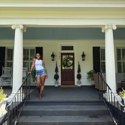 DeafByDesign_'s profile picture. #NavyVet,  Veterinarian 🩺👩🏽‍⚕️ 🐕 #LupusWarrior, your #DeafBaeNextDoor 🦻(I don’t teach asl, so don’t ask), and I travel ✈️🌍