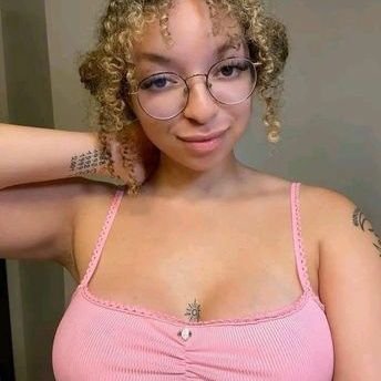 love fishing 🎣 playing games love pizza 🍕 😋 and catch fun 😀 i hate scammers so if you are one don't follow me because I will report you