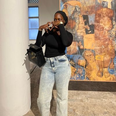 Obsessed with sunset ,flowers and foods. #polytechnicienne CEO @P_JEWELRYYY