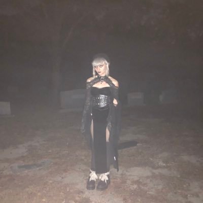 GoddessGloomybb's profile picture. ⛓️punk tomboy mechanic⛓️(24/enby/bi) 🏁mechanic by day, domme by night🏁 💸i spend it better than you💸