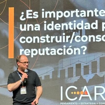 Intento leer lo que veo, con el manual de sesgos en la mano para no caer en la tentación. Administro crisis y construyo estrategias reputacionales desde ICARE.