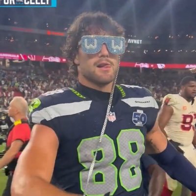 AKA Scarlet | Sapphic, 🏳️⚧️, 18, 🇨🇦 | Sports, Music | Jalen Milroe Enthusiast | #WeTheNorth #Seahawks #ForzaInter #lightsupletsgo | #LetANinerKnow