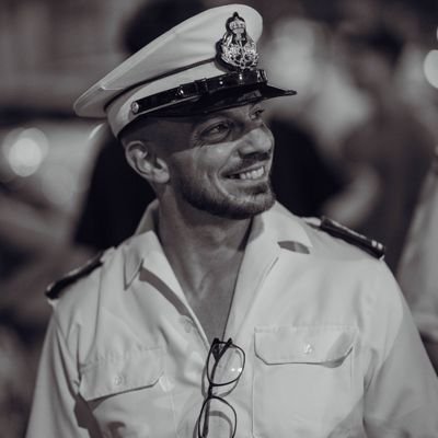 victorlcas's profile picture. ⚪DICEN QUE NUNCA SE RINDE🔴
👨‍👧‍👧
MÚSICO DE ROSARIO DE CADIZ⚓️