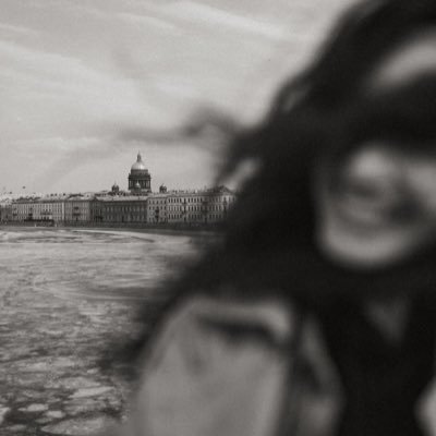 للذّكريات تجاعيد، تماماً كالسّنين، لكنّها تسكن الأرواح لا الوجُوه.. عذراً لا أقبل رد المتابعة العشوائيه ...