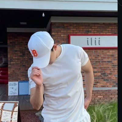 leetaehyunx's profile picture. 