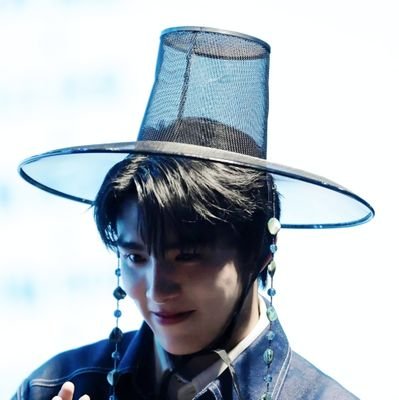 I love Thai actors . Korean fan.Photographic reprocessing is not possible.